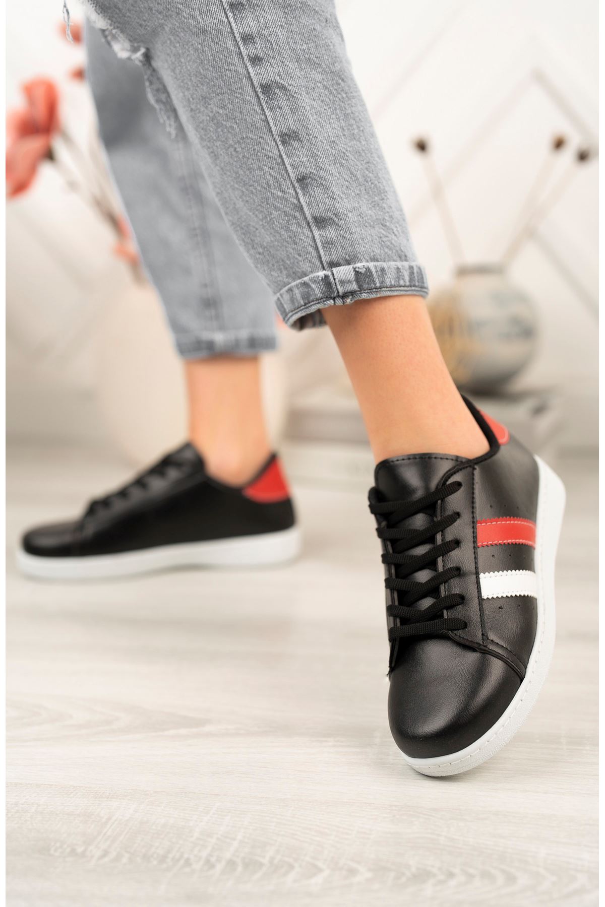 Siyaha Yanı Kırmızı-Beyaz Şeritli Spor Ayakkabı