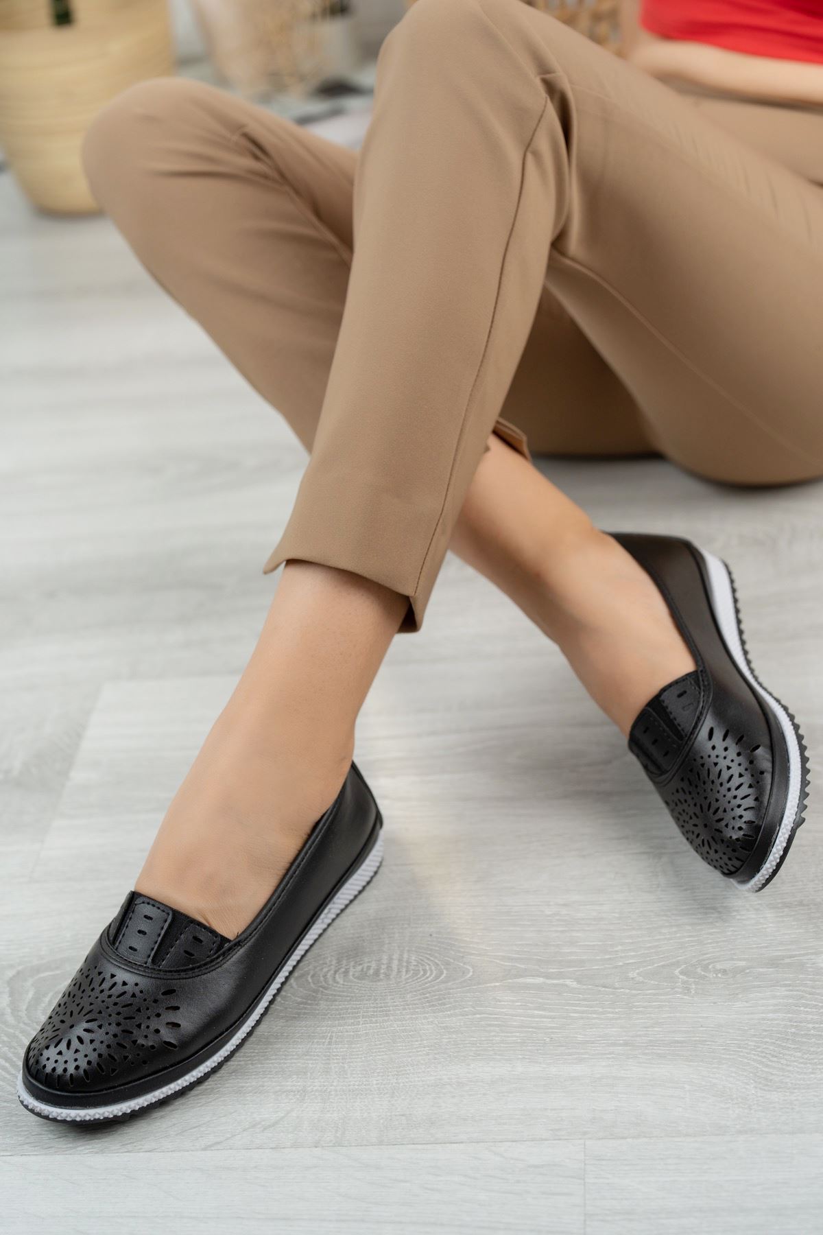 Ortopedik Pedli Lazerli Siyah Kadın Ayakkabı