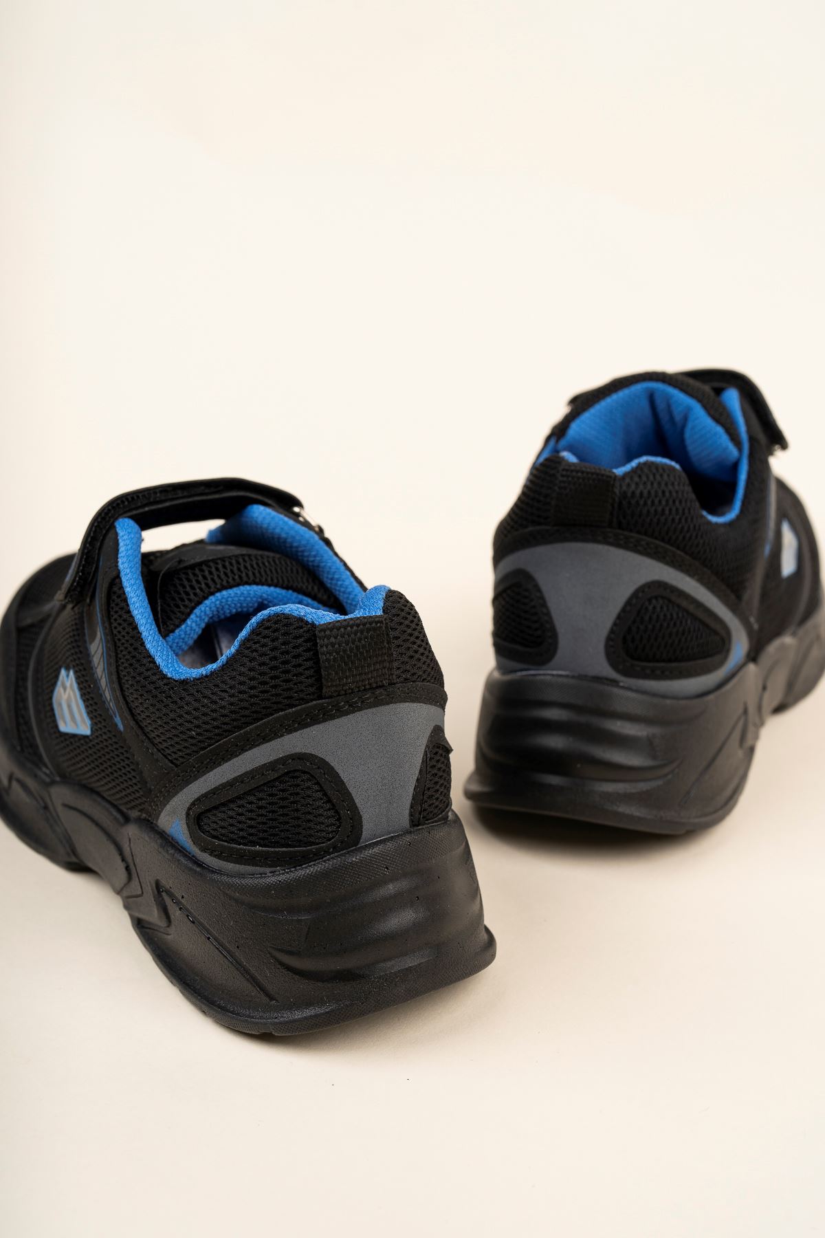 Cırtlı Fileli Siyah Çocuk Spor Ayakkabı