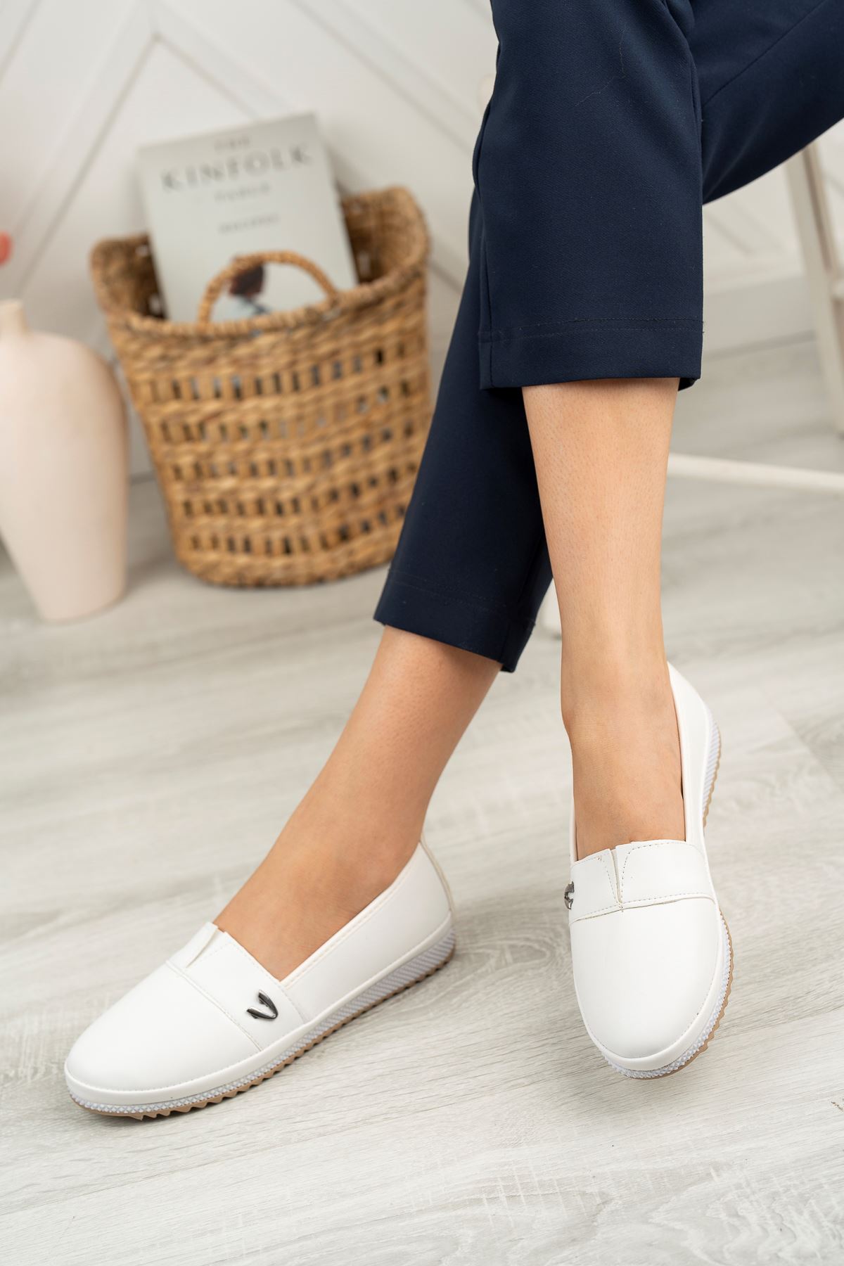 Ortapedik Taban Metal Detaylı Beyaz Kadın Ayakkabı