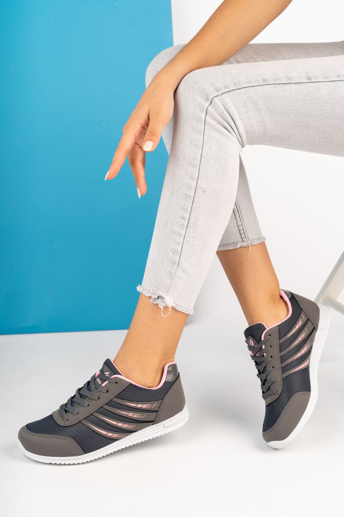 Bağcıklı Fileli Füme Kadın Spor Ayakkabı