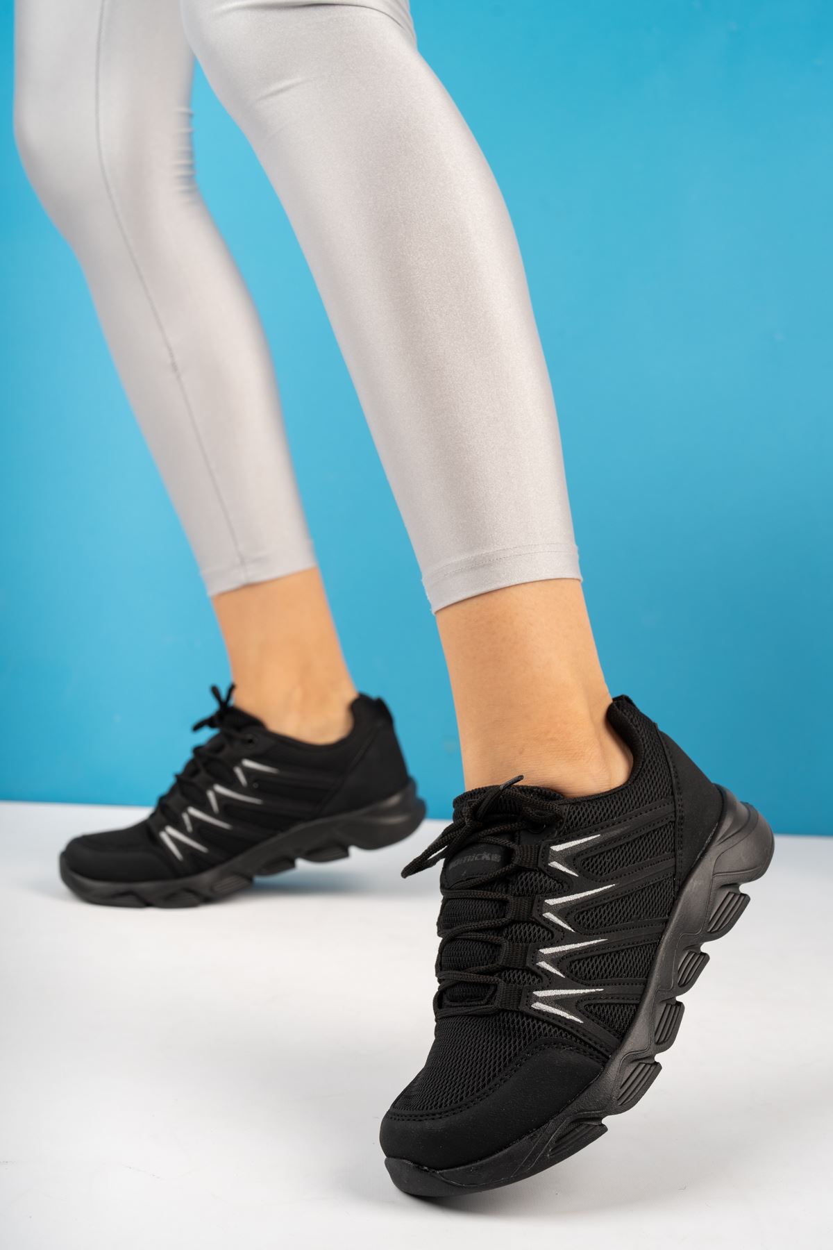 Bağcıklı Yanı Şeritli Siyah Kadın Spor Ayakkabı