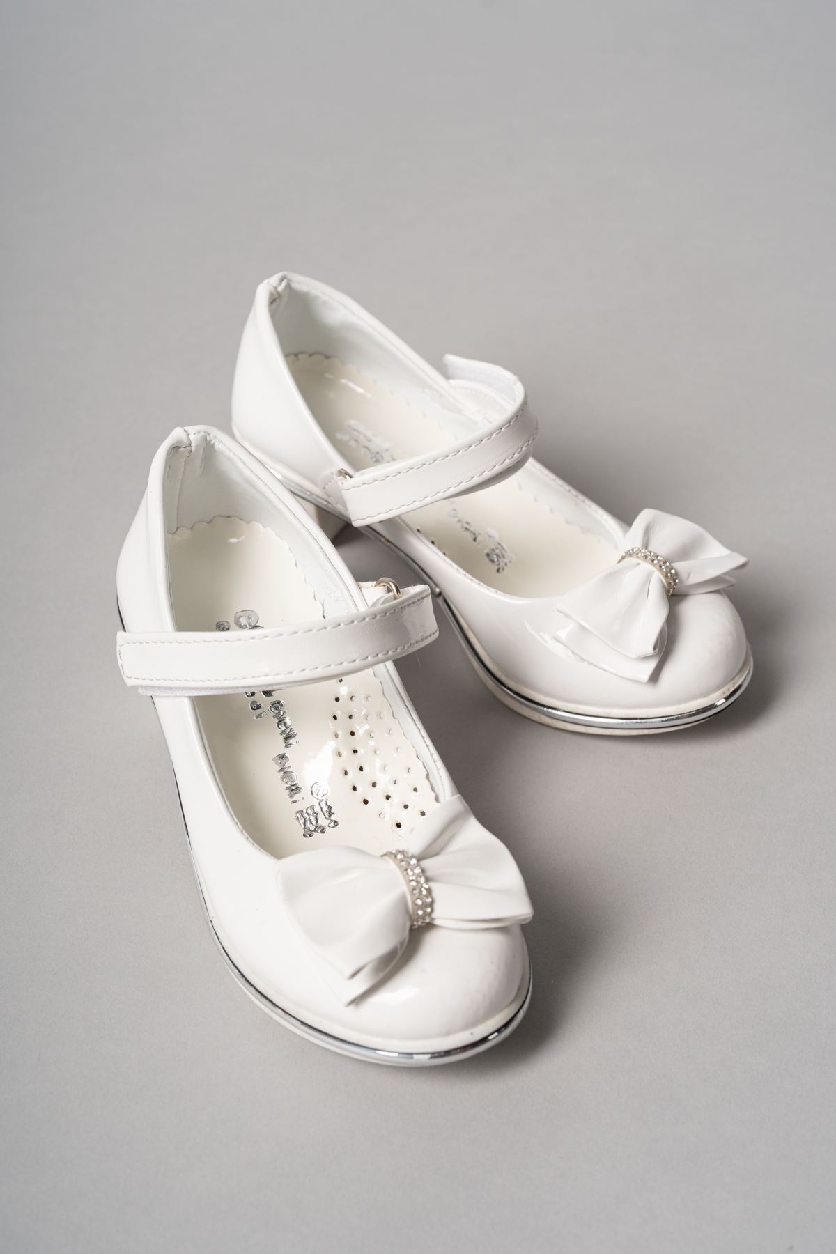 Topuklu Fiyonklu Beyaz Rugan Kız Çocuk Ayakkabı