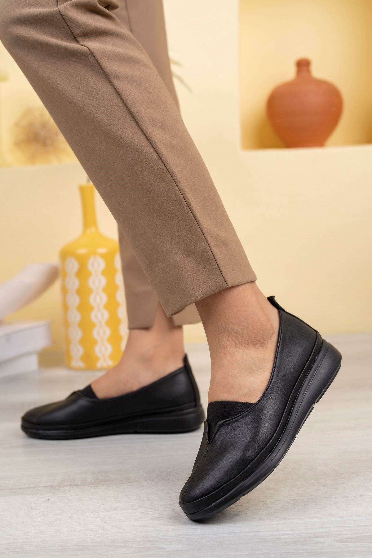 Dolgu Taban Ortopedik V Lastikli Siyah Cilt Kadın Ayakkabı