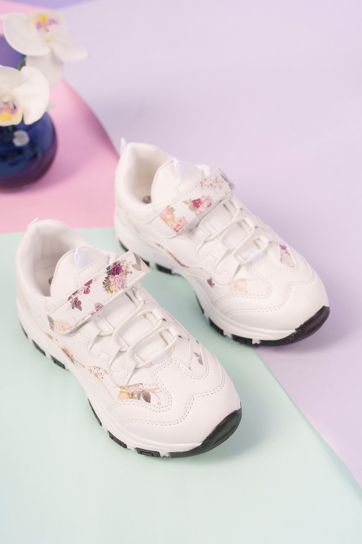 Beyaz Çiçekli Çocuk Spor Ayakkabı