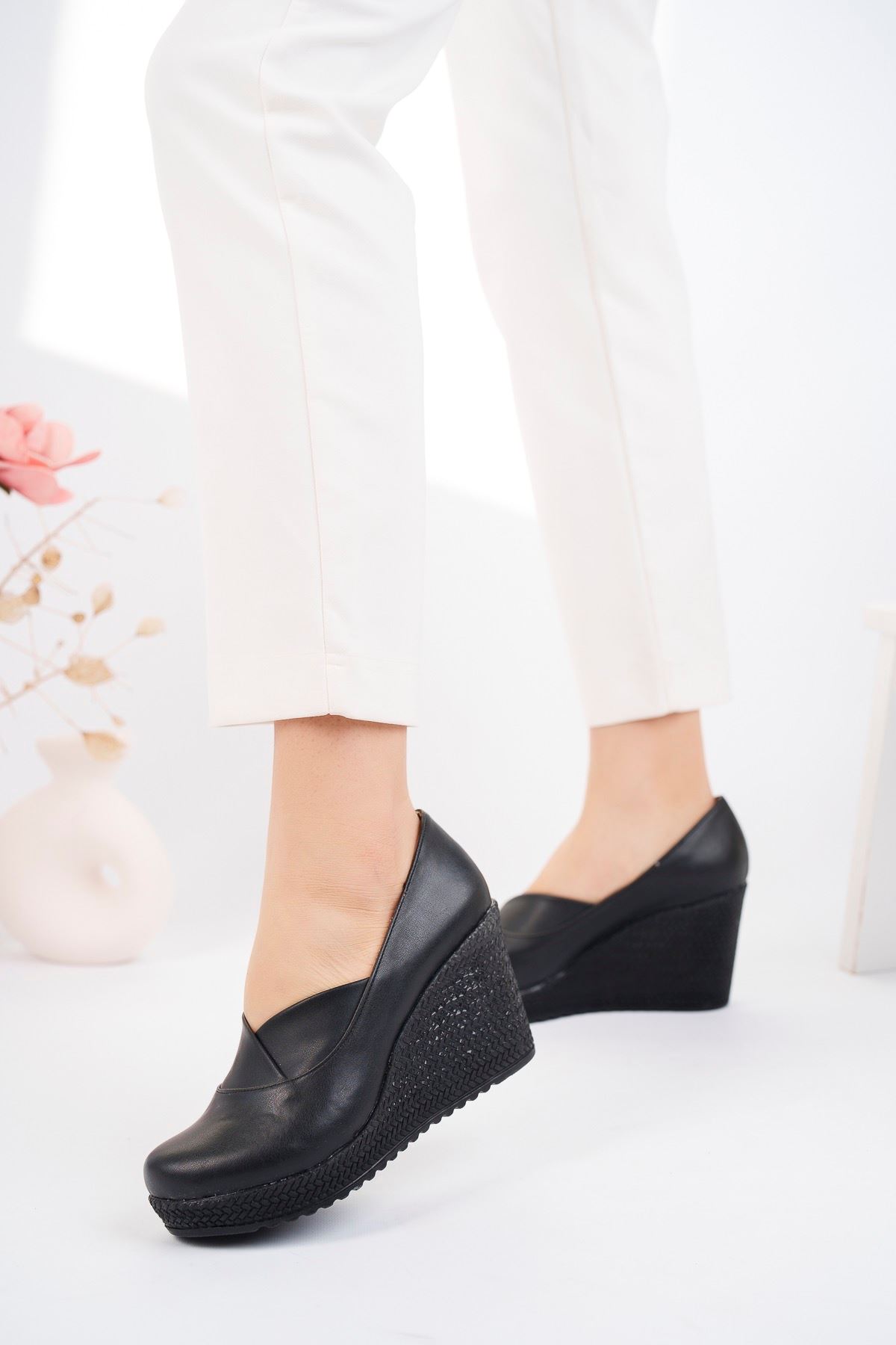 Dolgu Taban Çapraz Model Siyah Cilt Ayakkabı