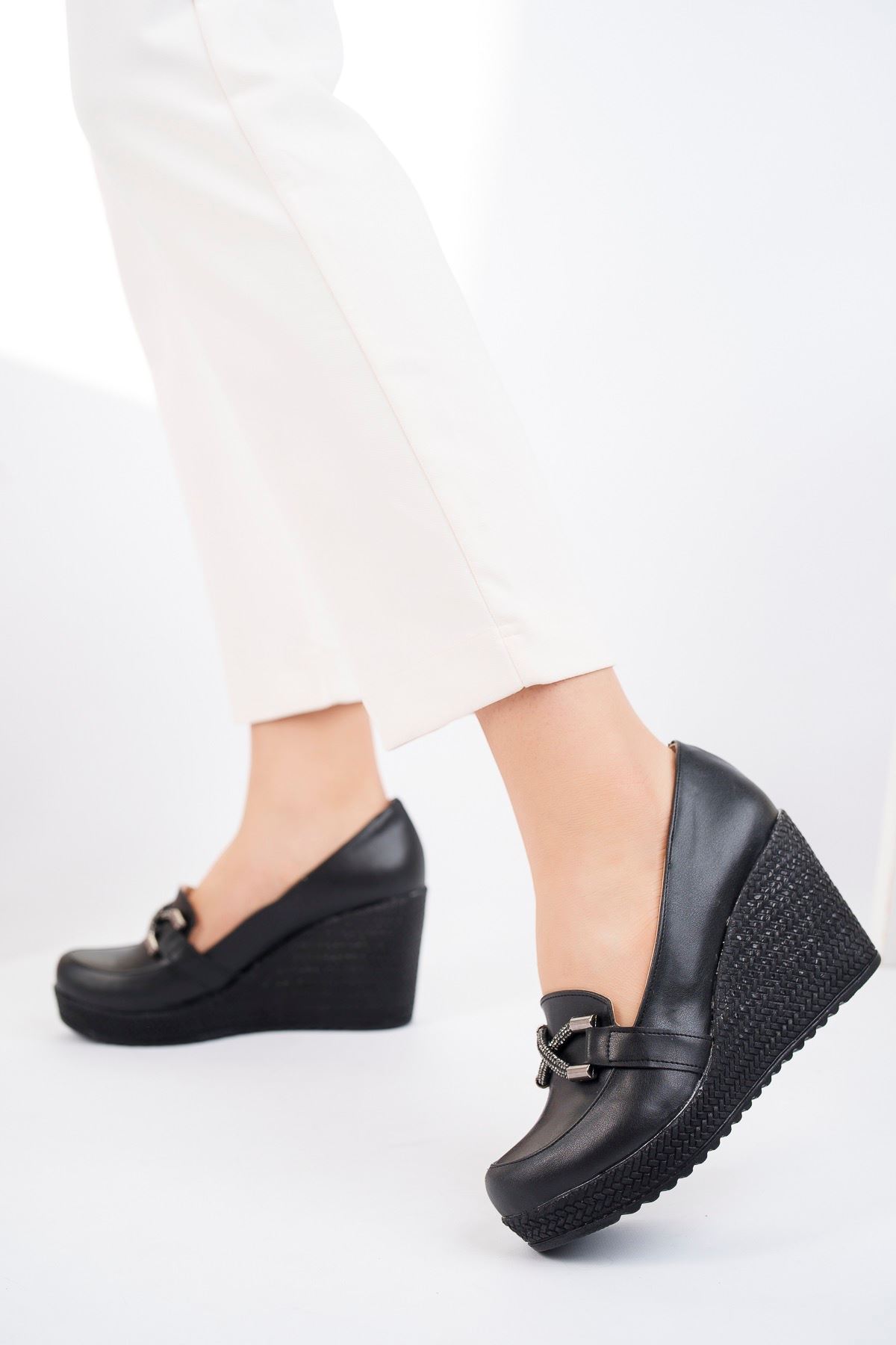 Dolgu Taban Tokalı Siyah Cilt Kadın Ayakkabı