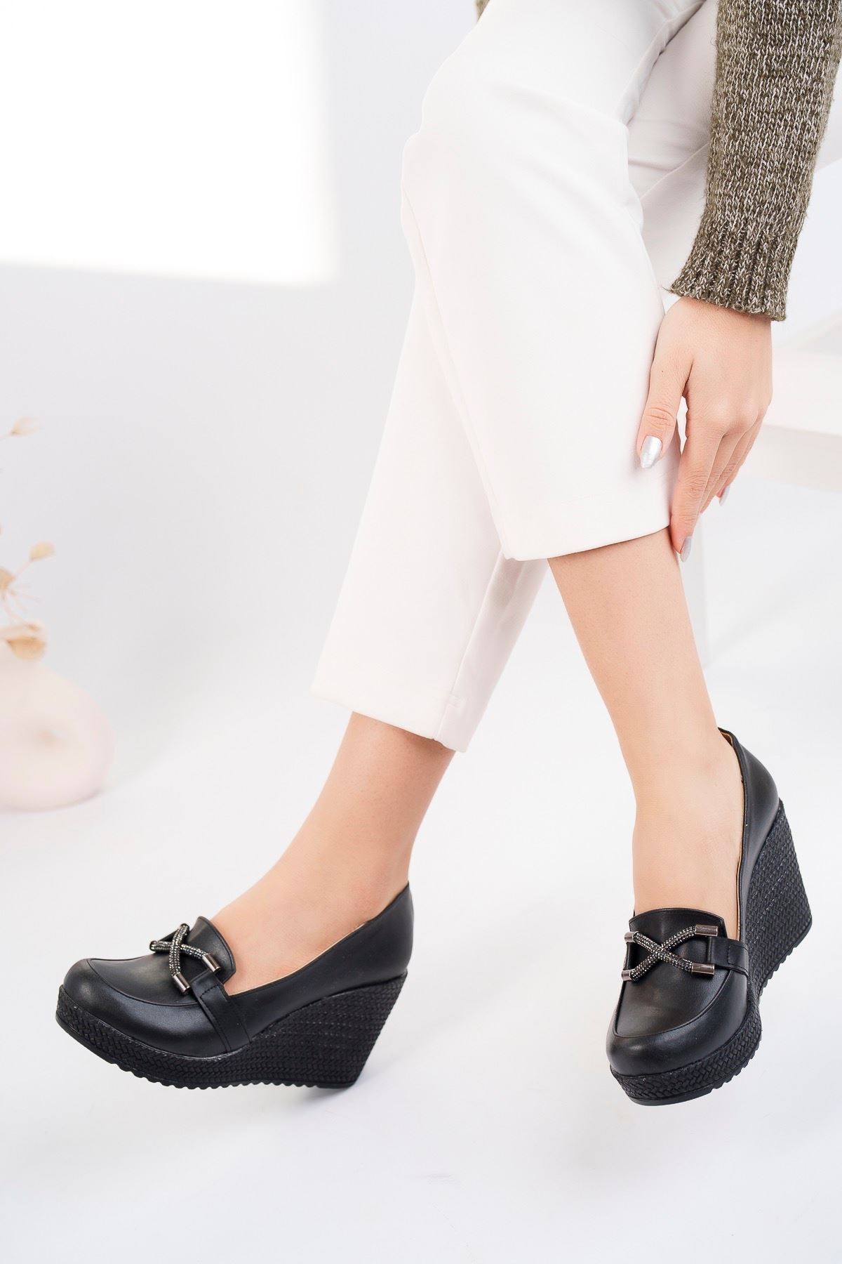 Dolgu Taban Tokalı Siyah Cilt Kadın Ayakkabı