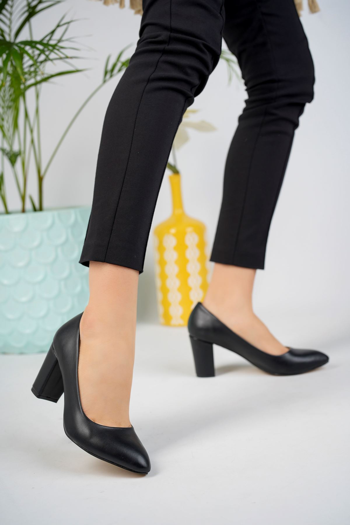 Yüksek Topuk Sivri Kalıp Siyah Cilt Kadın Ayakkabı