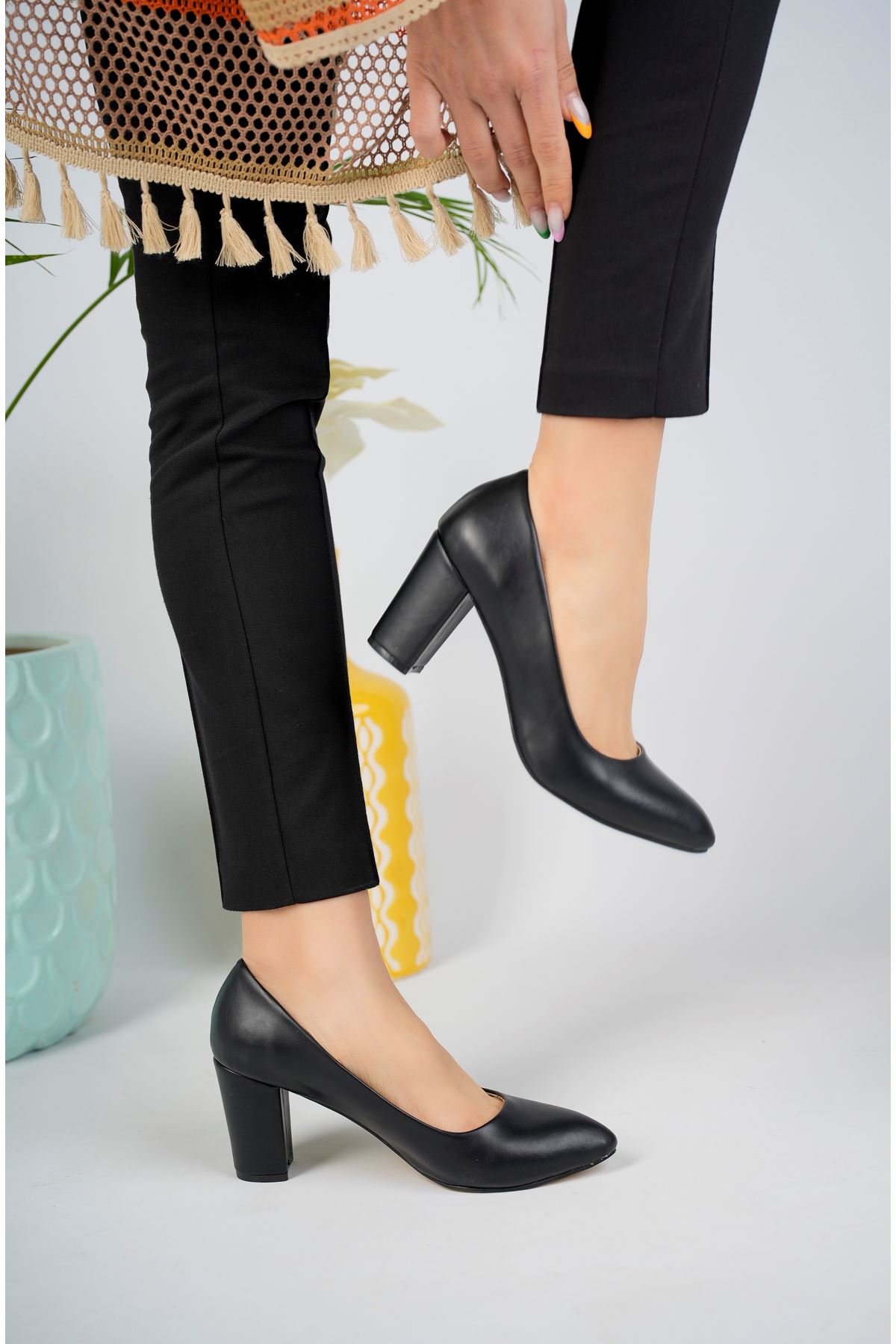 Yüksek Topuk Sivri Kalıp Siyah Cilt Kadın Ayakkabı