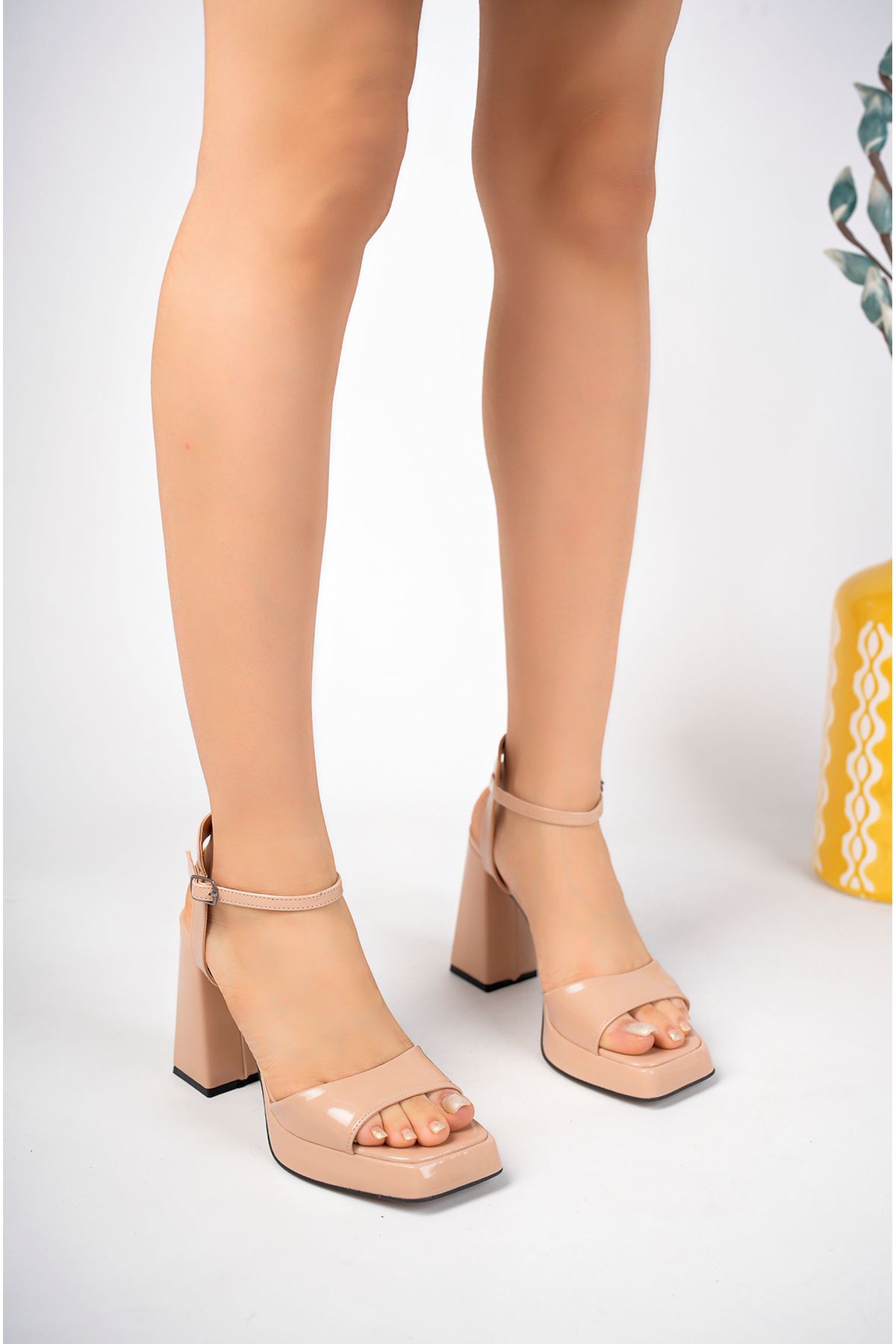 Köşeli Platform Tek Bant Ten Rugan Kadın Sandalet