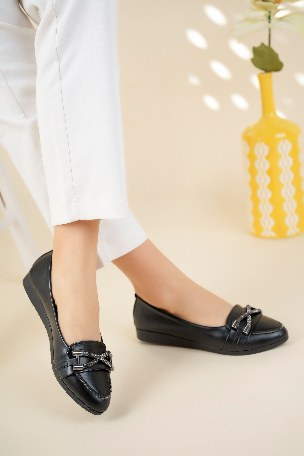 Çapraz Taşlı Siyah Cilt Kadın Ayakkabı