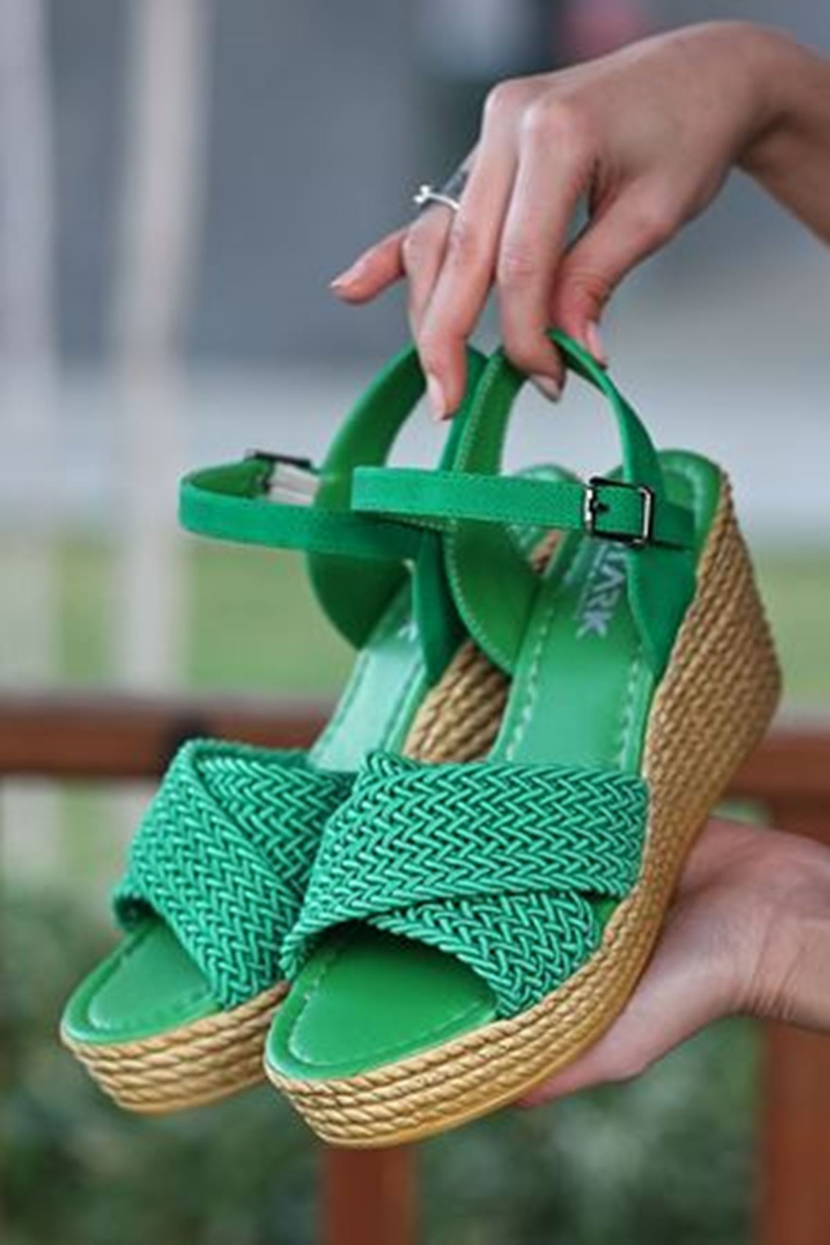 Dolgu Taban Çapraz Bant Kadın Yeşil Ayakkabı