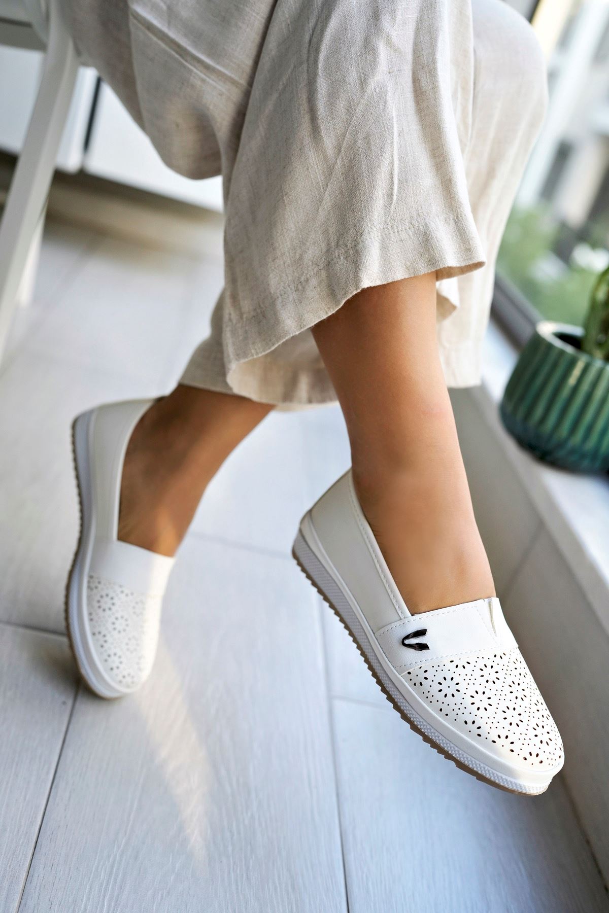 Ortopedik Taban V Tokalı Beyaz Lazerli Kadın Ayakkabı