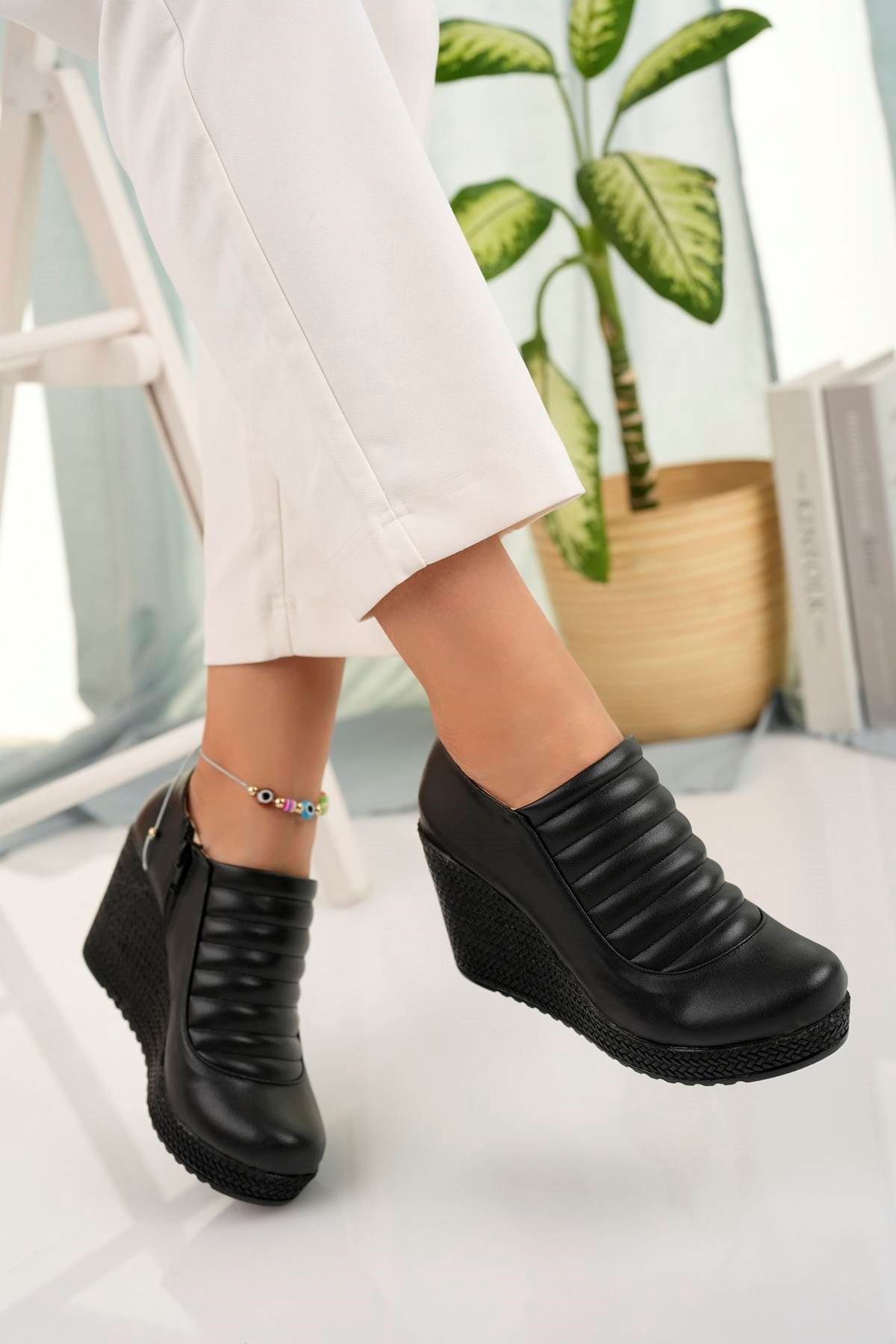 Dolgu Taban Fermuarlı Siyah Cilt Kadın Ayakkabı
