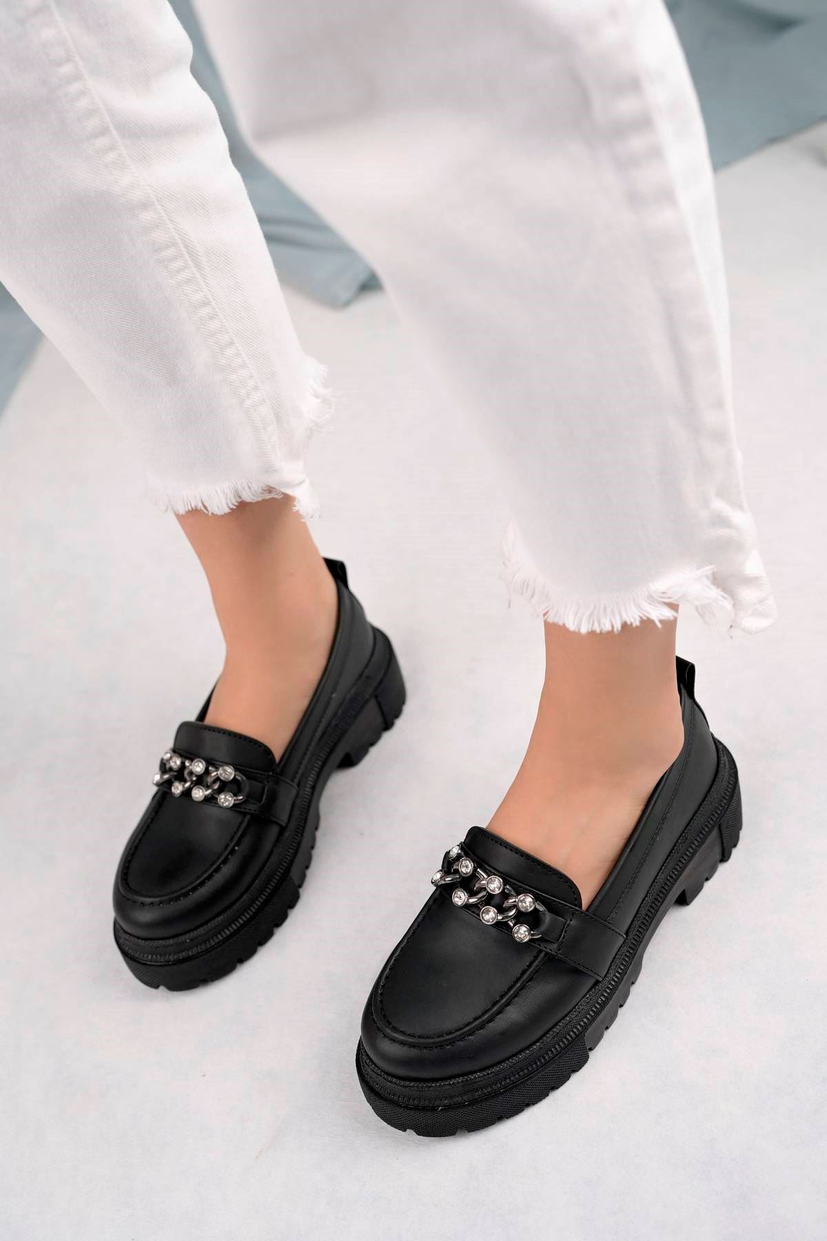 Önü Zincirli Siyah Cilt Kadın Ayakkabı