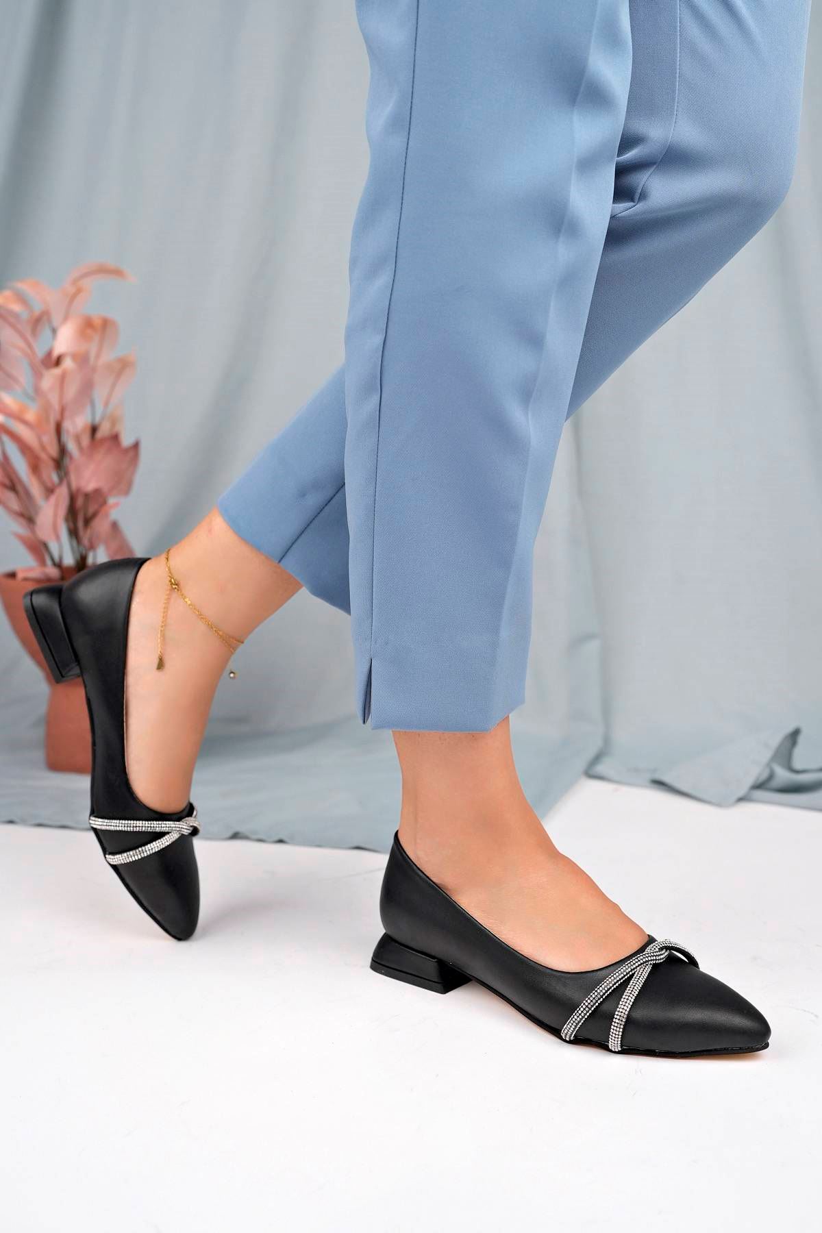 Alçak Topuk Sivri Kalıp Siyah Cilt Kadın Ayakkabı