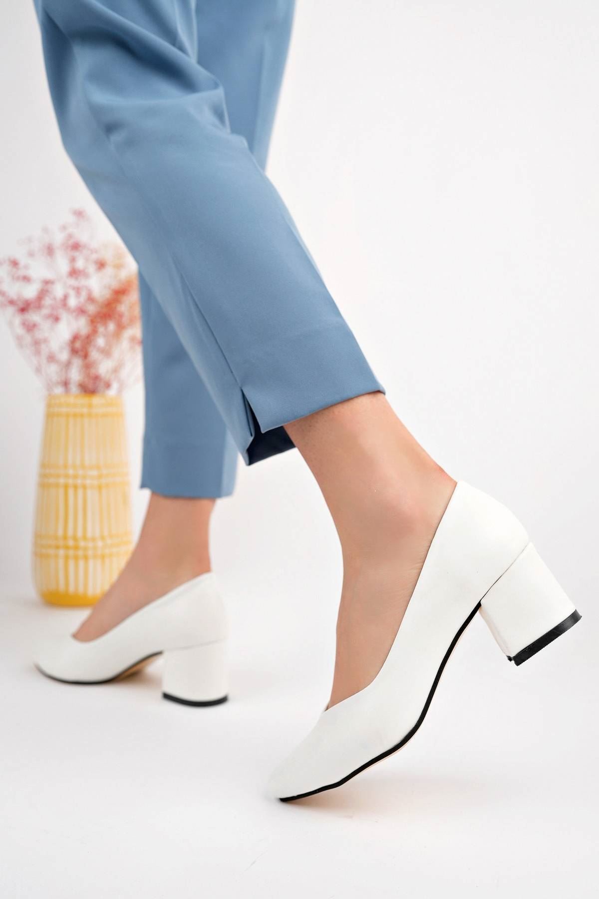 Ökçeli Sivri Kalıp Beyaz Cilt Kadın Ayakkabı