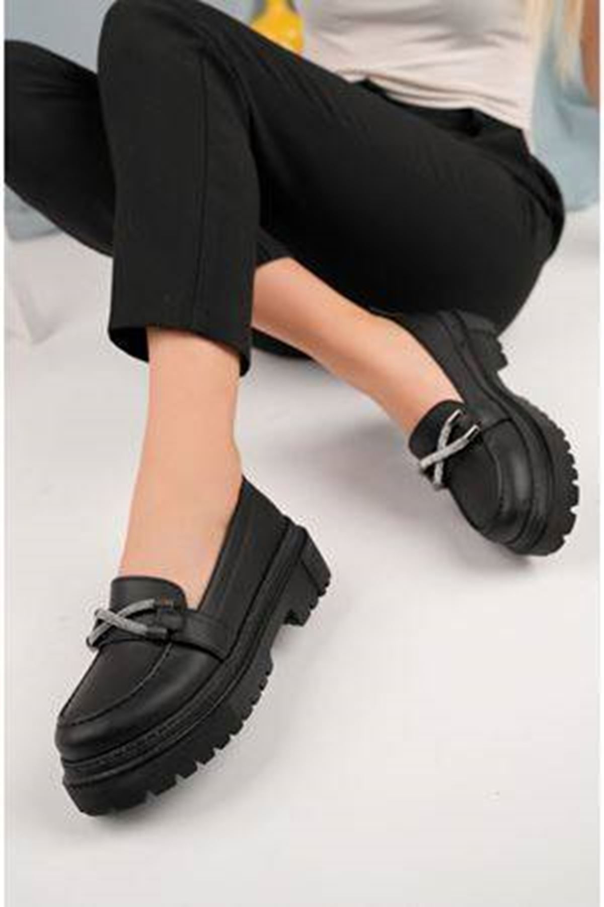 Önü Tokalı Siyah Cilt Kadın Ayakkabı
