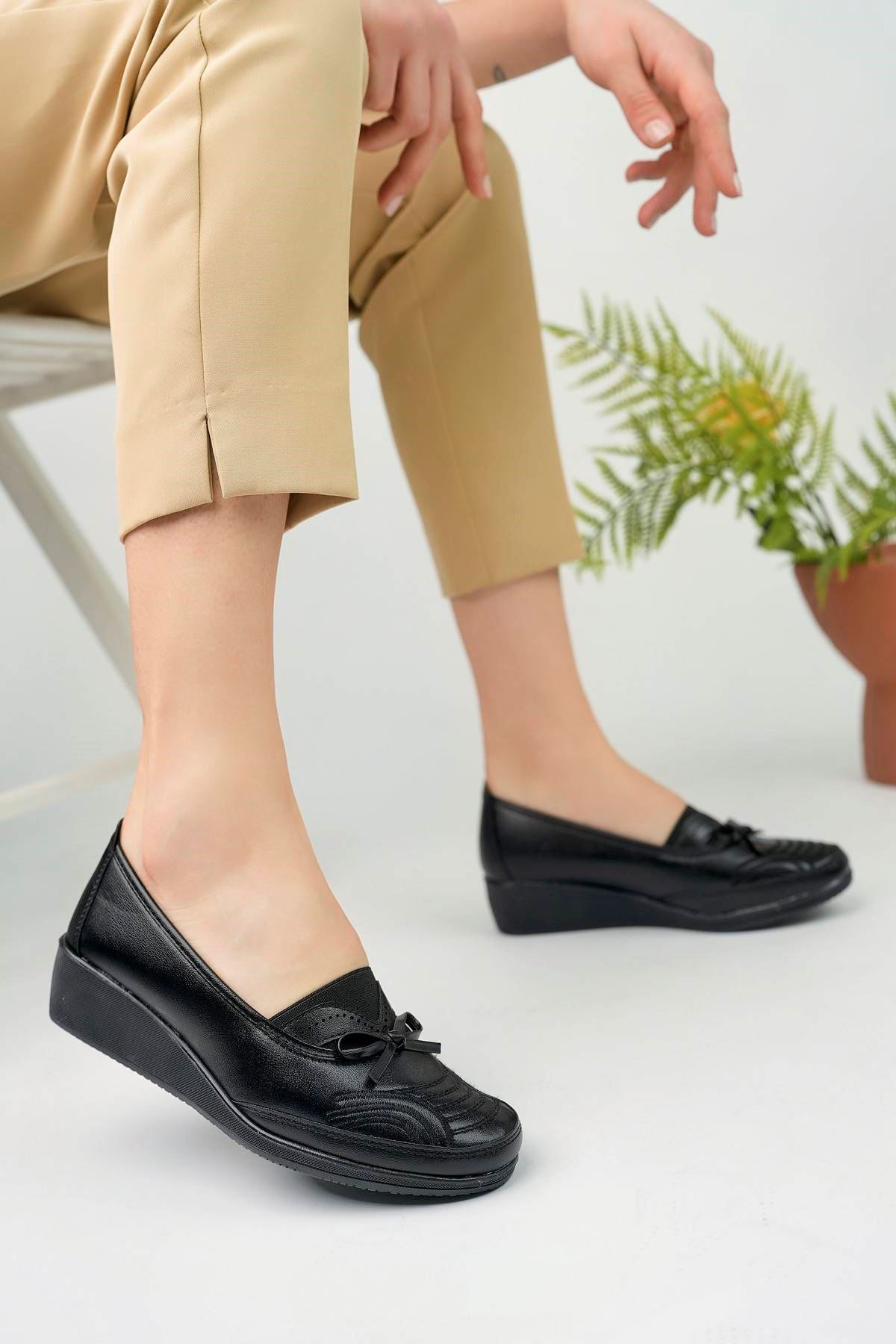 Dolgu Topuk Ortapedik Siyah Cilt Kadın Ayakkabı