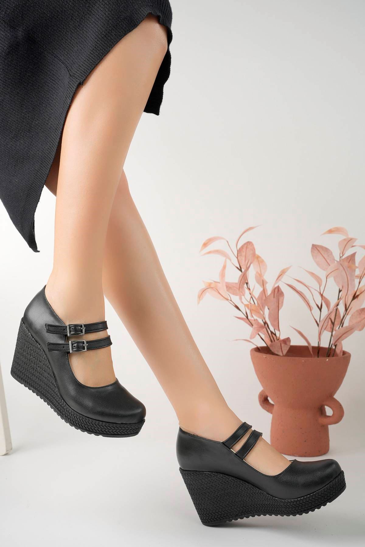 Dolgu Topuk Çift Bantlı Siyah Cilt Kadın Ayakkabı