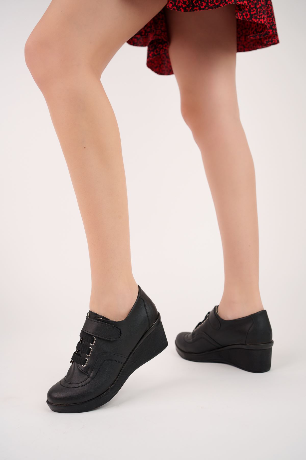 Ortopedik Dolgu Topuk Alçak Cırtlı Siyah Cilt Kadın Ayakkabı