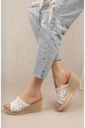 Dolgu Taban Burnu Açık Örgülü Terlik