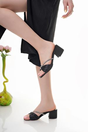 Ökçeli Siyah Saten Taşlı Terlik